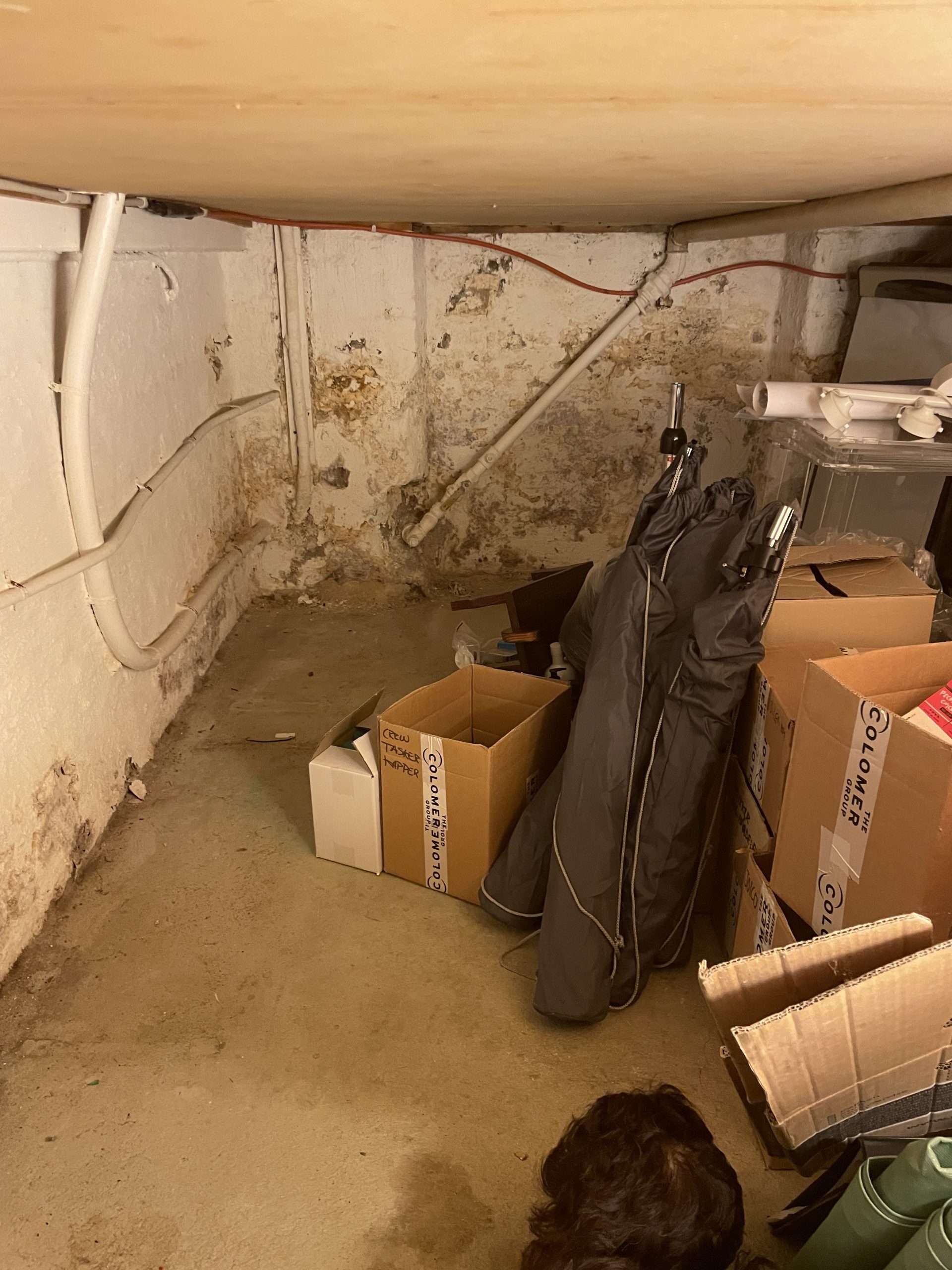 Fugtskadet kælder, mur og fundament. Fugtskadet kælder, mur og fundament.